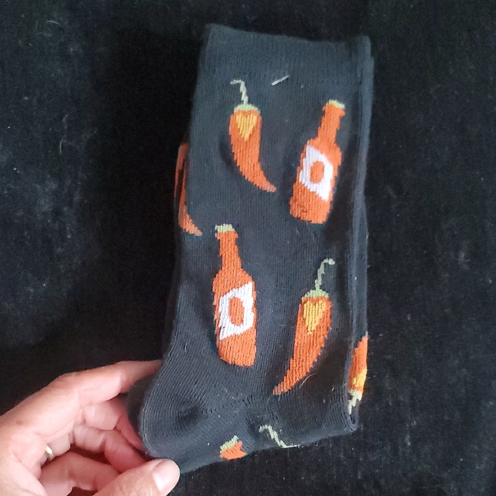 ❤️ NWOT HOT & SPICY Hot Sauce Patterned Black Socks